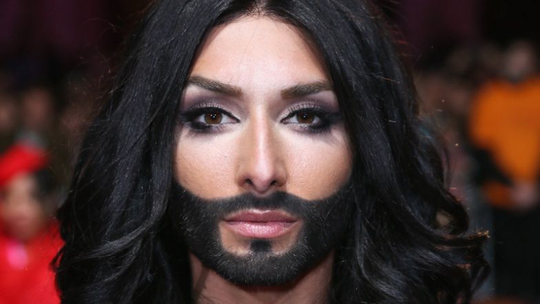 Conchita Wurst w czarnej sukni z trenem i kokieteryjnie odsłoniętym sutkiem. Zobaczcie, jak dziś wygląda (ZDJĘCIA)