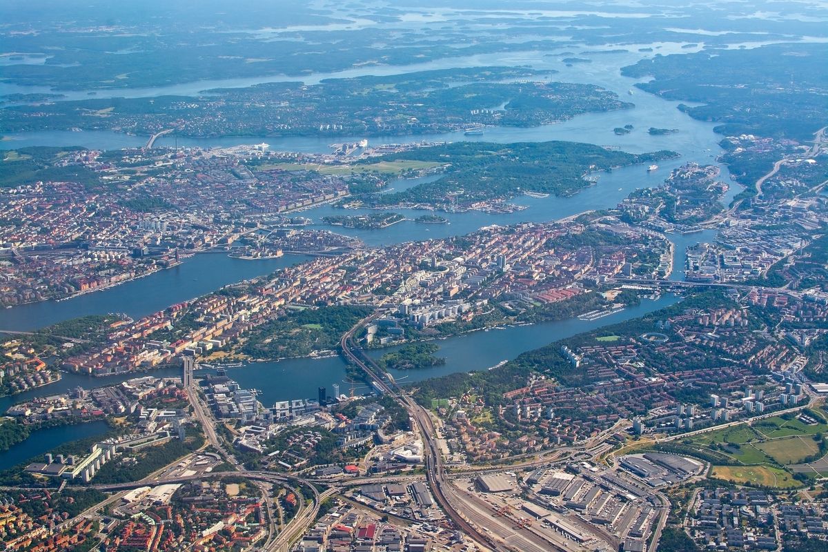 Widok na Sztokholm z okna samolotu. Polacy mają nadzieję,  że już niedługo będą mogli dostać się tam taką drogą