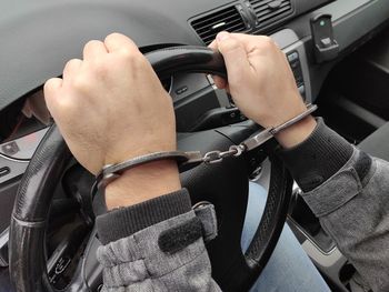 Zgłosił kradzież luksusowego auta z parkingu i wystąpił o odszkodowanie. Ale policjanci nie dali się nabrać