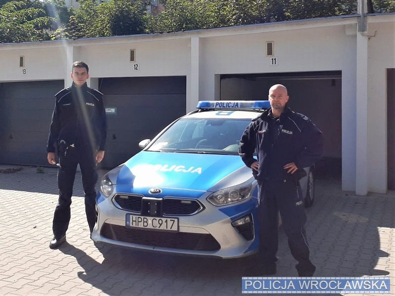 Wrocław. Stracił palce u dłoni podczas pracy. Policjanci okazali się bohaterami