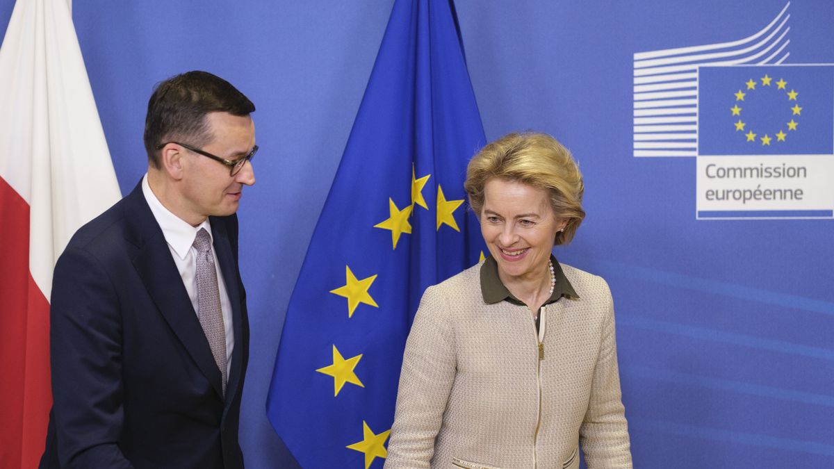 Na zdjęciu premier Mateusz Morawiecki i szefowa KE Ursula von der Leyen na tle flag polskiej i unijnej