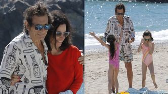 75-letni Ronnie Wood relaksuje się na plaży w towarzystwie MŁODSZEJ o 31 lat żony i 6-letnich córek (ZDJĘCIA)