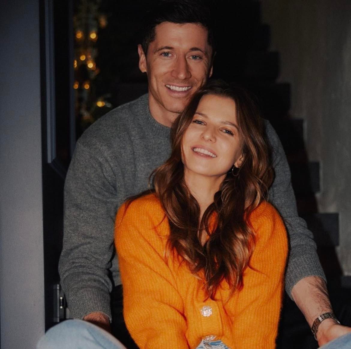 Anna Lewandowska eksponuje rozpięty rozporek