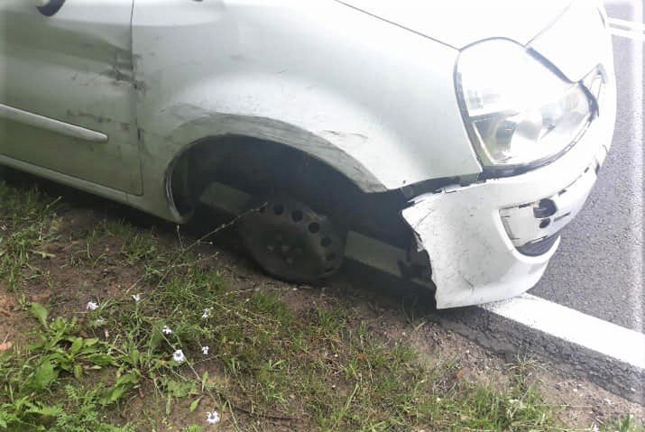 Jechał drogą wojewódzką samochodem bez koła 
