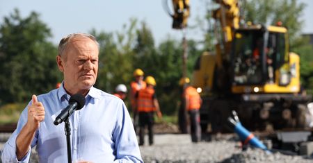 "30 lat opóźnienia". Tusk o rekordzie kolejowym w Polsce