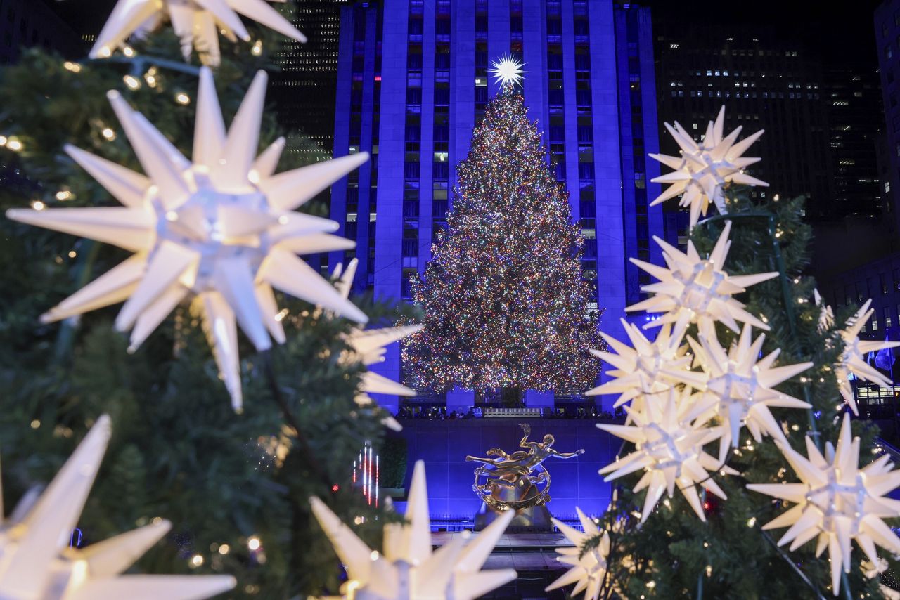 Czekali na to nie tylko nowojorczycy. Rozbłysła choinka w Rockefeller Center