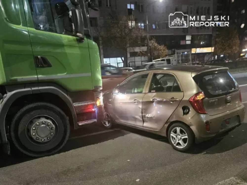 Warszawa: Kolizja przy Teatrze Powszechnym. Kara dla kierowcy betoniarki