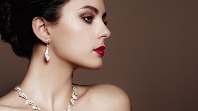 Biżuteria dobrana do sukienki świetnie podkreśla urodę i całą stylizację