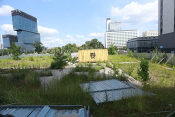 W centrum Katowic miał być hotel z ogrodem na dachu, a jest opuszczony plac budowy. Co dalej z terenem przed Superjednostką?