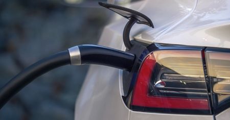 Tesla mówi o powodach obniżek cen swoich samochodów
