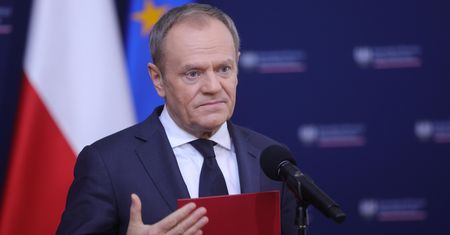 Tusk wyprzedził Morawieckiego. "Miało być skromnie, a jest z rozmachem"