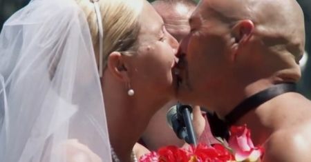 Wystąpili tylko w welonie i muszce. Tak wygląda ślub nudystów