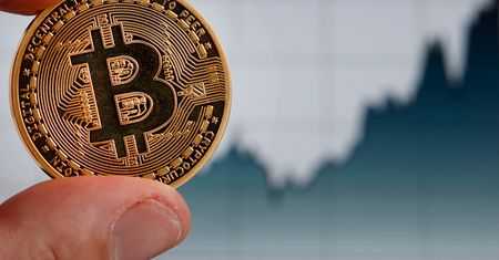 "Czy słyszał pan o zarabianiu w internecie?". Oszuści dzwonią i obiecują bogactwo z kryptowalut