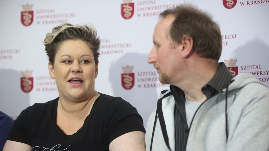 Dominika i Vince Clarke podczas konferencji prasowej w Szpitalu Uniwersyteckim w Krakowie