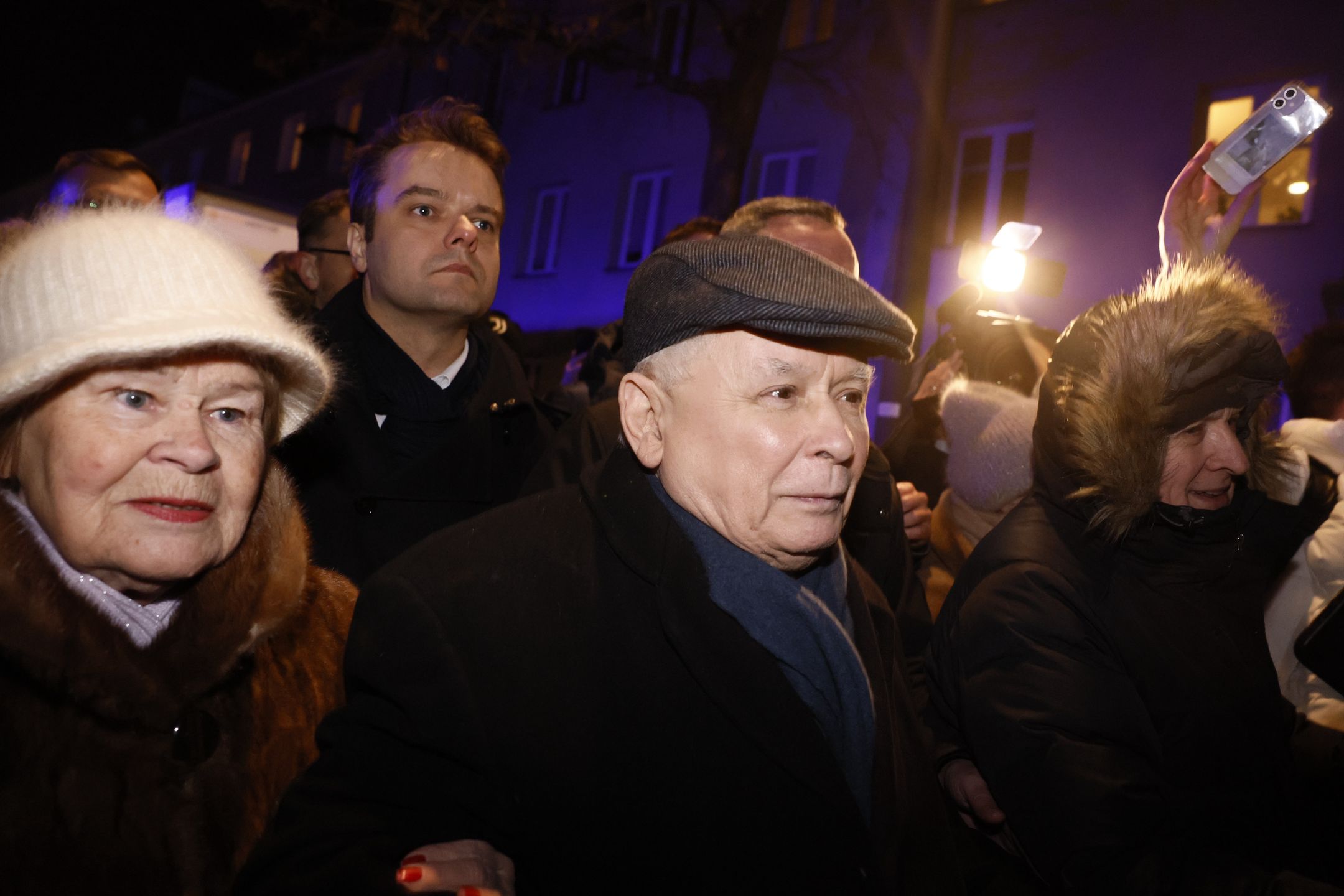 Elegancka kobieta u boku Kaczyńskiego. Wiemy, kim jest