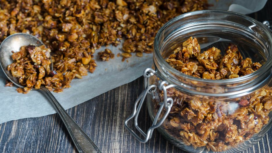 Granola to jedno z ulubionych sposobów na śniadanie na słodko