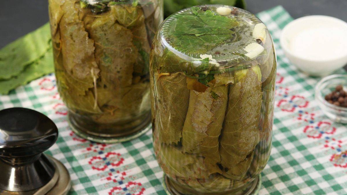 Niezwykły smak lata zamknięty w słoiku: kiszone liście - idealna przekąska na każdą okazję