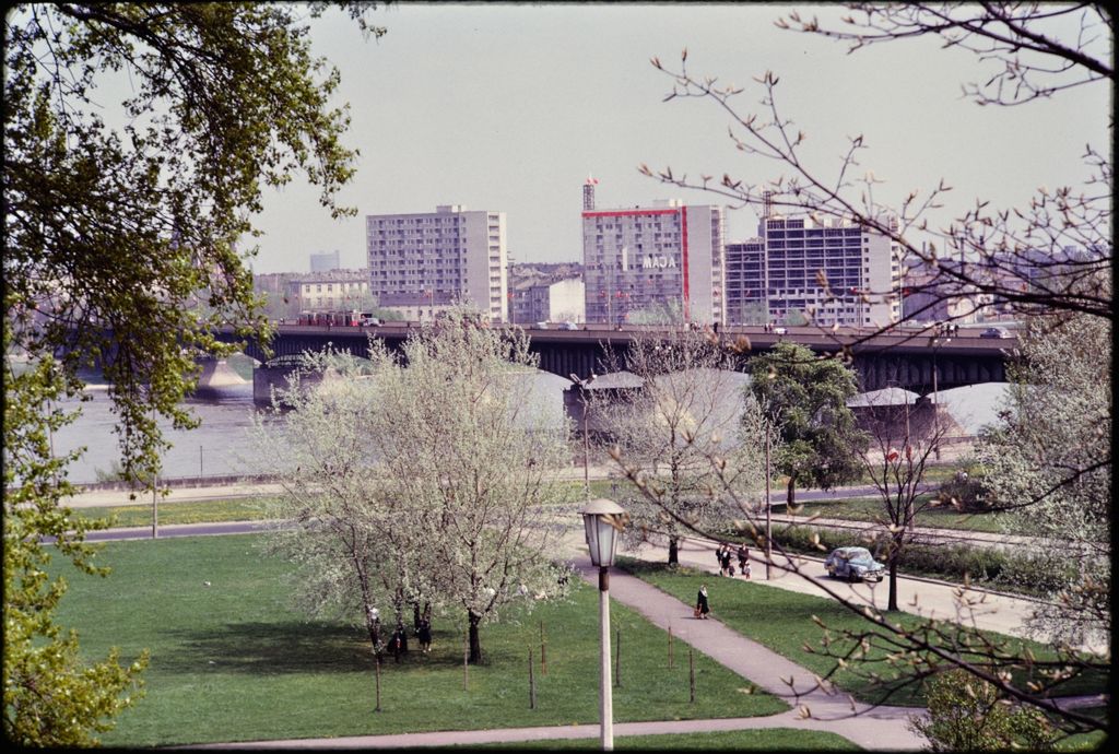 Nostalgiczna Warszawa lat 50. na nieznanych, kolorowych zdjęciach profesora z USA 24