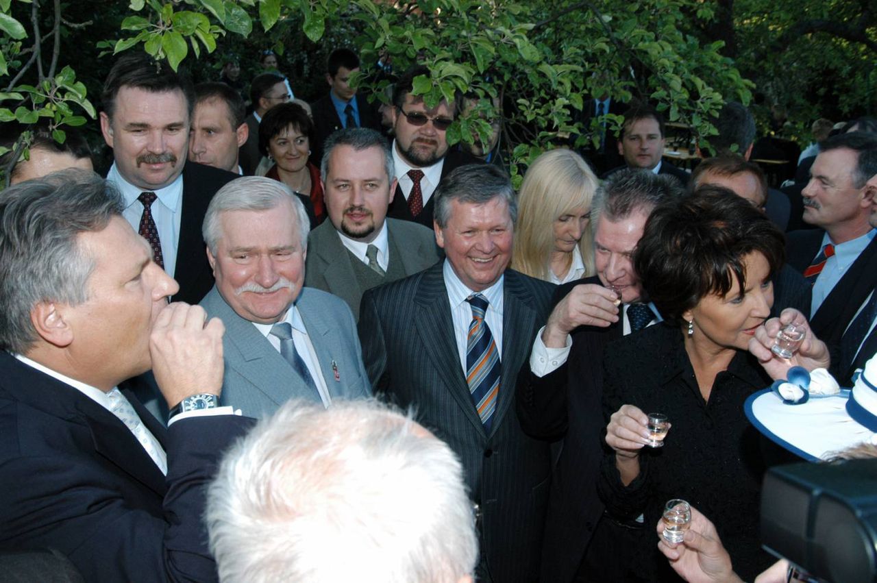 Jolanta Kwaśniewska i Aleksander Kwaśniewski podczas wznoszenia toastu