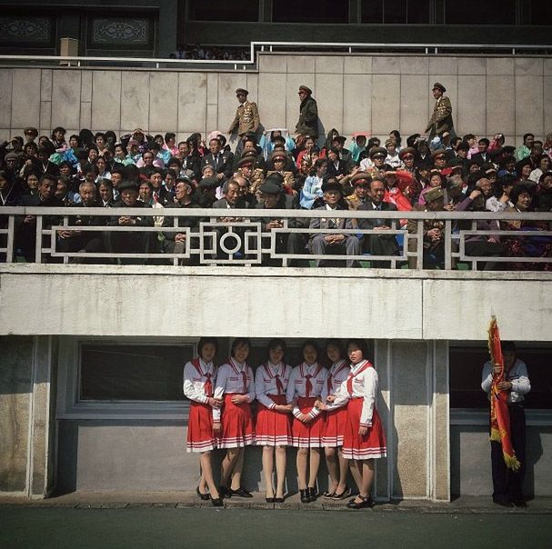 Grupa dziewcząt chowa się przed słońcem na stadionie w Pjongjang