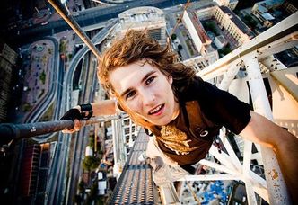 22-letni Rosjanin robi sobie zdjęcia na najwyższych budynkach na świecie! (FOTO)