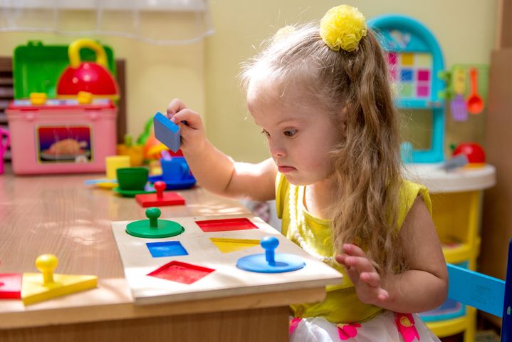 Zabawa dla dzieci z autyzmem umożliwia uniknięcie niechcianego kontaktu, skupienie się na wykonywaniu czynności w określonym schemacie.