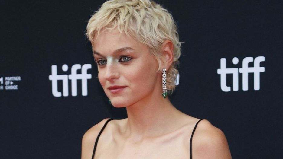 Emma Corrin w zaskakującej stylizacji na Międzynarodowym Festiwalu Filmowym w Toronto 