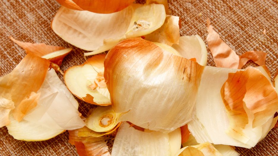 Do czego można wykorzystać łupiny z cebuli?