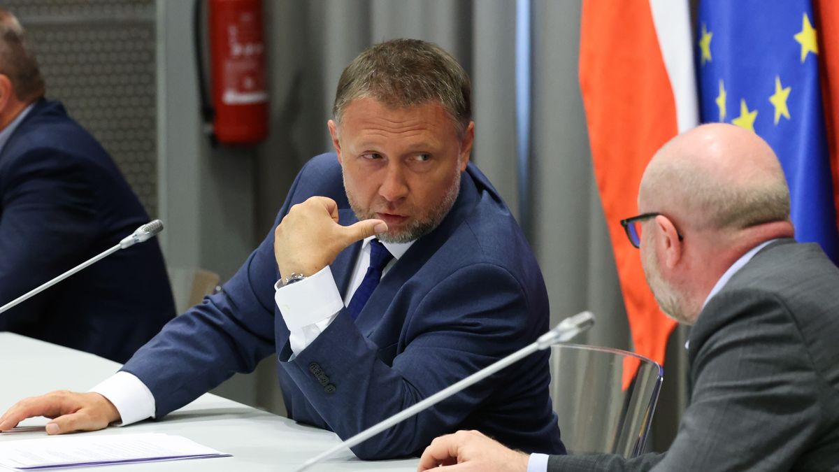 Warszawa, 25.08.2025. Minister spraw wewnętrznych i administracji Marcin Kierwiński (2P) podczas odprawy z szefami służb i wojewodami nt. sytuacji na granicach, 25 bm. w siedzibie MSWiA w Warszawie. (ad) PAP/Albert Zawada