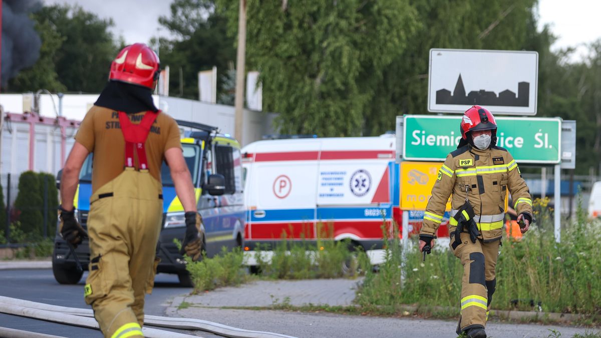 miejsce po�aru
Micha� Meissner
dym, miejsce po�aru, ogie�, po�ar, po�ar hali magazynowej, stra� po�arna, zadymienie