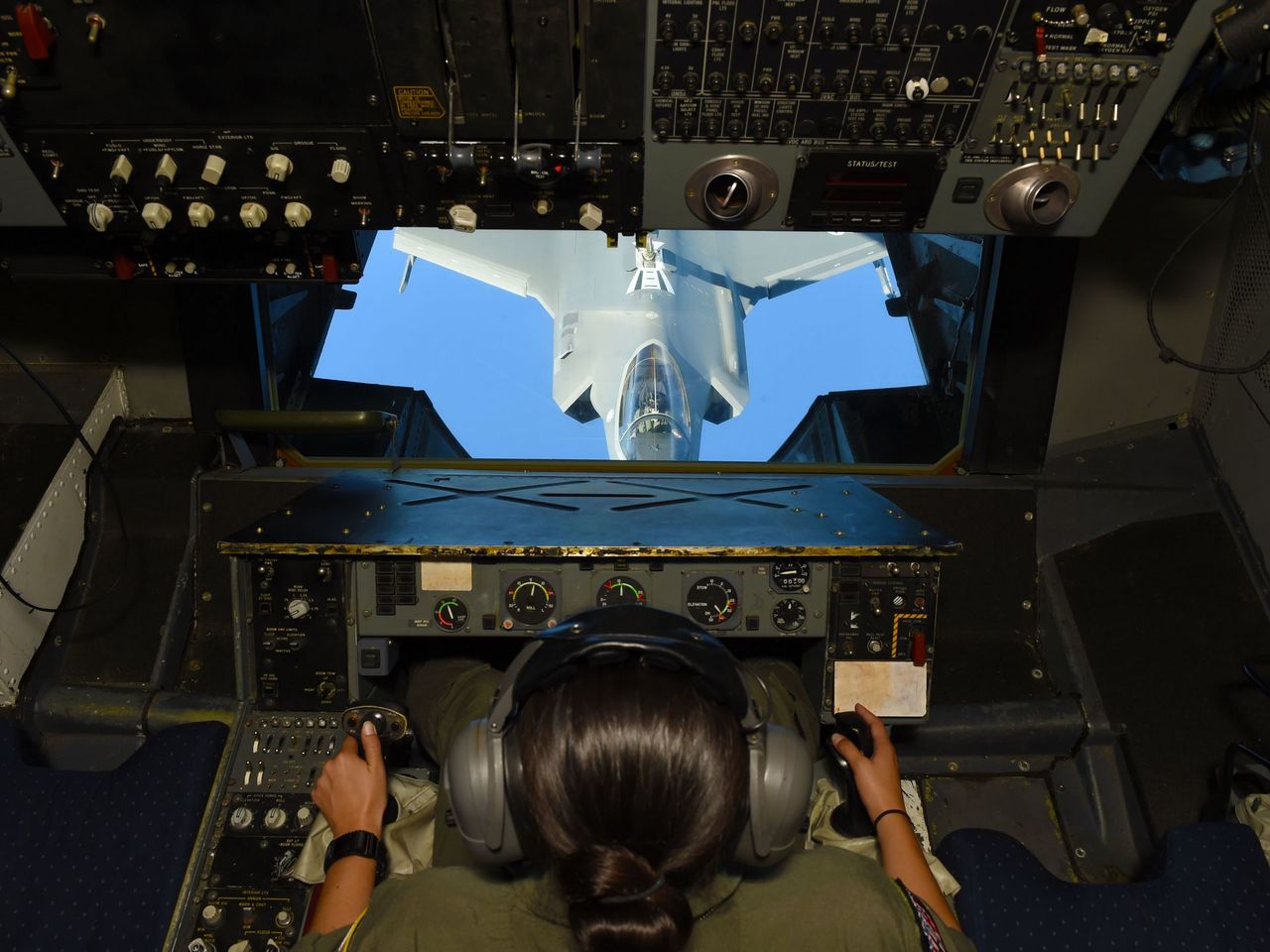 Powietrzne tankowanie F-35. Na zdjęciu widoczne stanowisko operatora w latającej cysternie KC-10 Extender