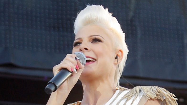 Magdalena Narożna "kocha swoją pracę" w asymetrycznej sukience