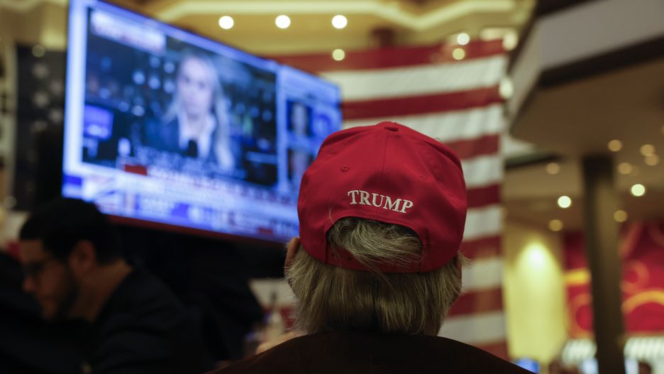 A person watches election results come in while attending the Nevada Republican Party watch party at the Ahern Hotel in Las Vegas, Nevada, USA, 05 November 2024. Voters across the country are casting ballots today for President of the United States in a tightly contested race between Republican presidential candidate Donald J. Trump and Democratic presidential candidate US Vice President Kamala Harris, as well as for candidates in congressional and local races. EPA/CAROLINE BREHMAN Dostawca: PAP/EPA.