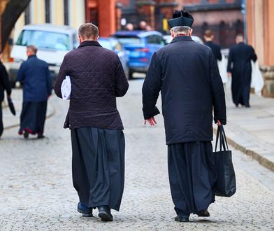 Księża w przebraniu. Diecezja ostrzega wiernych