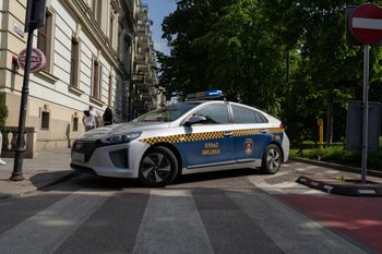 Radiowóz straży miejskiej wjechał w auto. Strażnik kierował po spożyciu