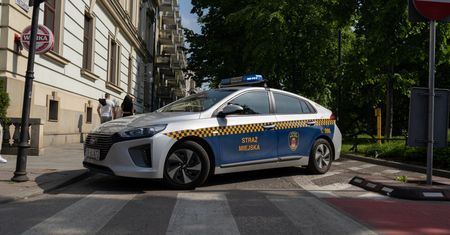 Radiowóz straży miejskiej wjechał w auto. Strażnik kierował po spożyciu