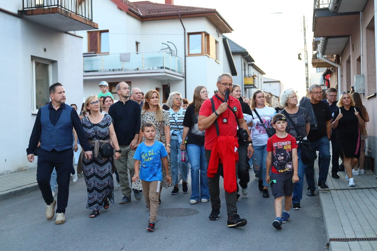 Chęciny: XVII Nocne Zwiedzanie Zabytków zachwyciło. Historyczne obiekty, koncerty i duch Bony przyciągnęły tłumy miłośników przeszłości