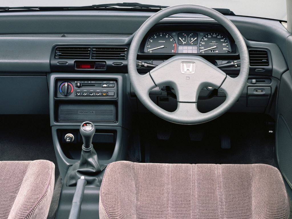 Wnętrze jak na lata 80. jest bogato wyposażone w pełen zestaw wskaźników