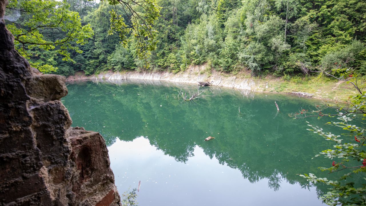 Urokliwe jezioro na Dolnym Śląsku. Jego kolor zachwyca