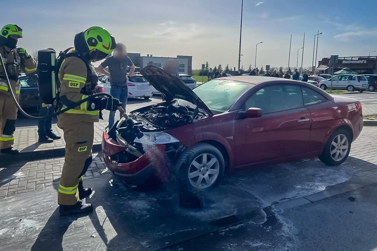 Pożar renaulta na MOP Markuszów na S17