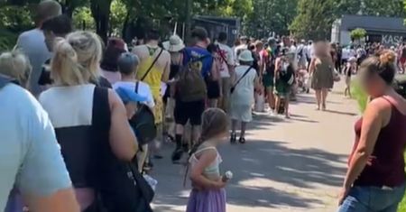 Człowiek przy człowieku. Nagranie z Poznania podbija sieć