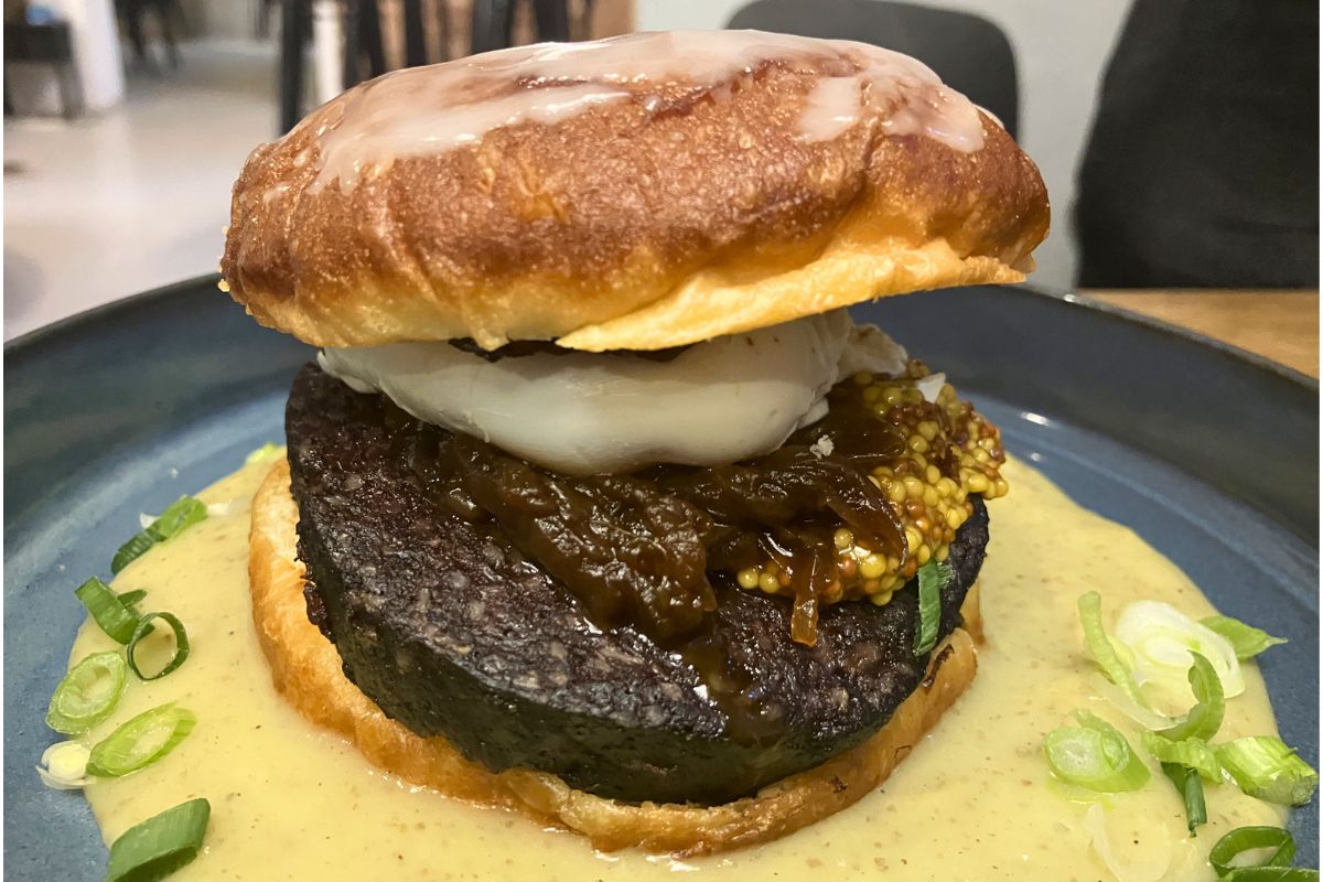 Pączek z kaszanką podany jest na emulsji ziemniaczanej