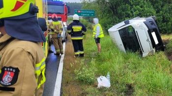 Samochód dostawczy na dachu. Groźnie na drodze krajowej nr 20