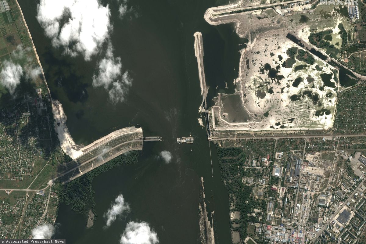 Satelitarne zdjęcie zniszczonej zapory