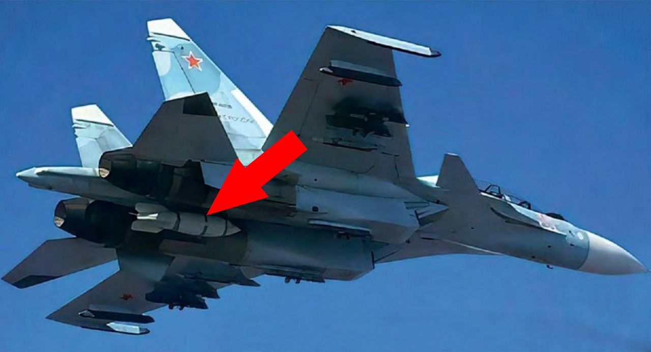 Rosyjski Su-30SM z symulatorem bomby jądrowej IAB-500