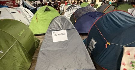 W Hiszpanii gorąco. Tysiące ludzi na placach miast