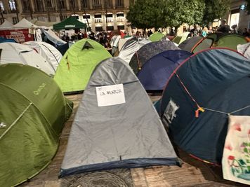 W Hiszpanii gorąco. Tysiące ludzi na placach miast