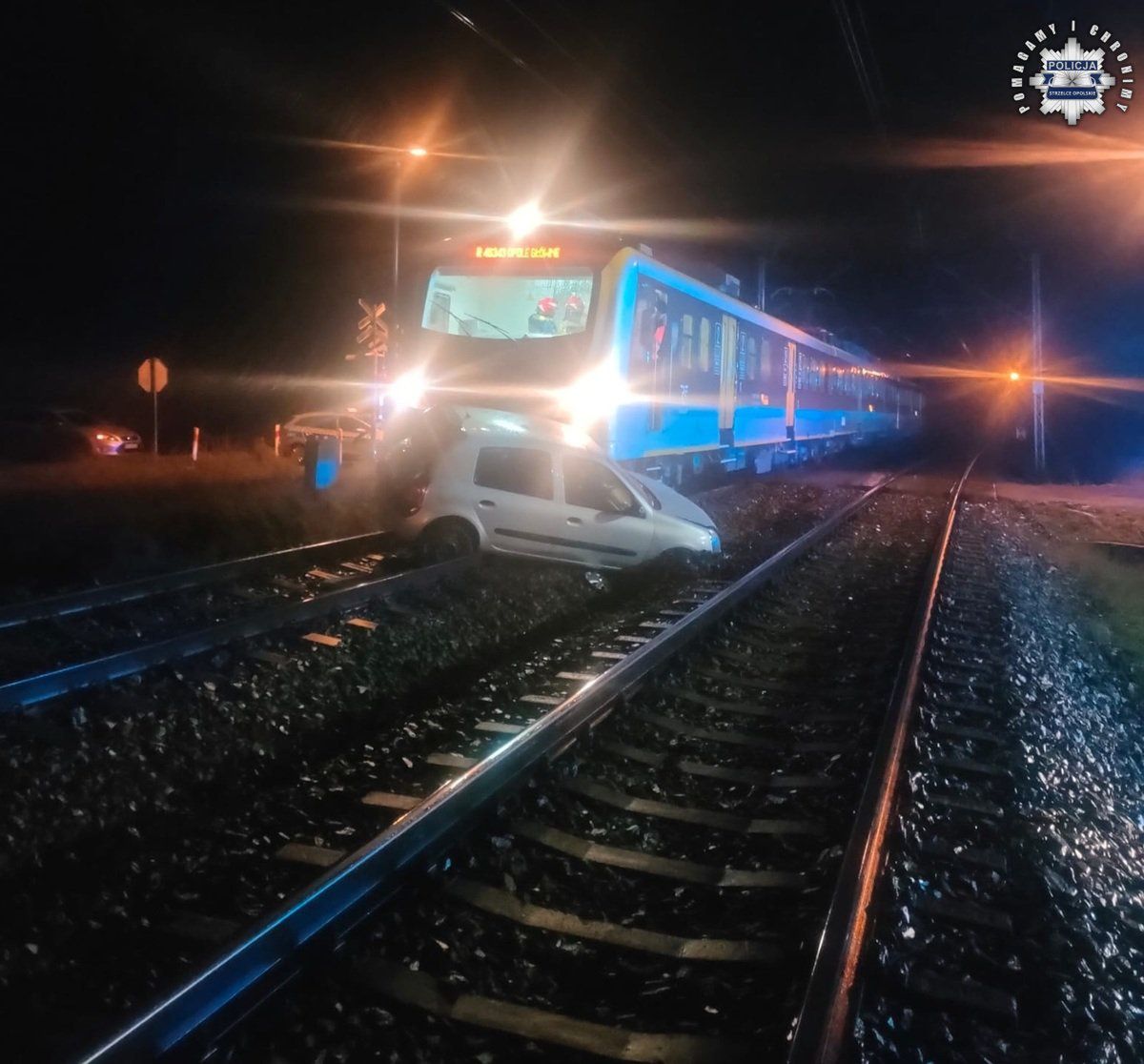 Warmątowice: Sekundy od tragedii. Auto zawisło na torach