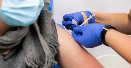 Chemik odpiera zarzuty. „Szczepionki świetnie się sprawują”