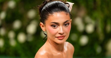 Kylie Jenner pochwaliła się nową fryzurą. Przefarbowała się na TURKUSOWO. Internauci: "Wygląda NIESAMOWICIE"